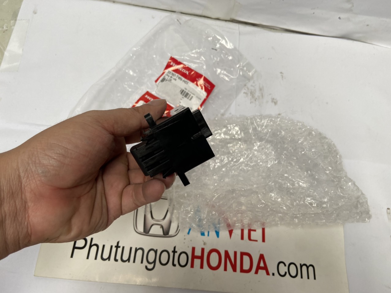 Công tắc lên xuống kính cửa xe Honda HRV